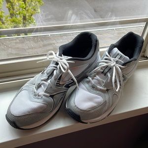 Mens New Balance tennis shoes